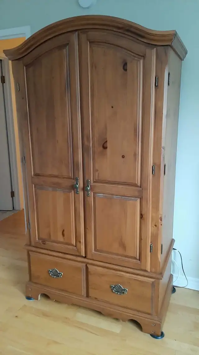 Laval,meuble Palliser,armoire garde-robe,75x40x20po,T.V. incluse