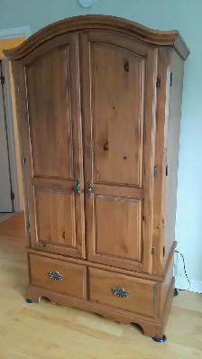 Laval,meuble Palliser,armoire garde-robe,75x40x20po,T.V. incluse