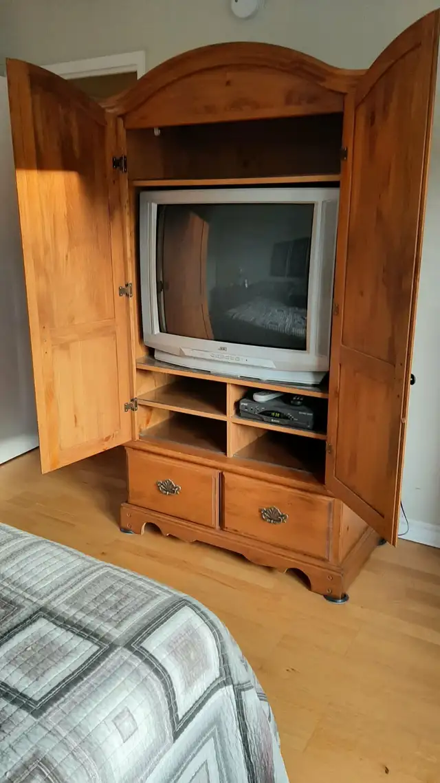 Laval,meuble Palliser,armoire garde-robe,75x40x20po,T.V. incluse - Photo 2