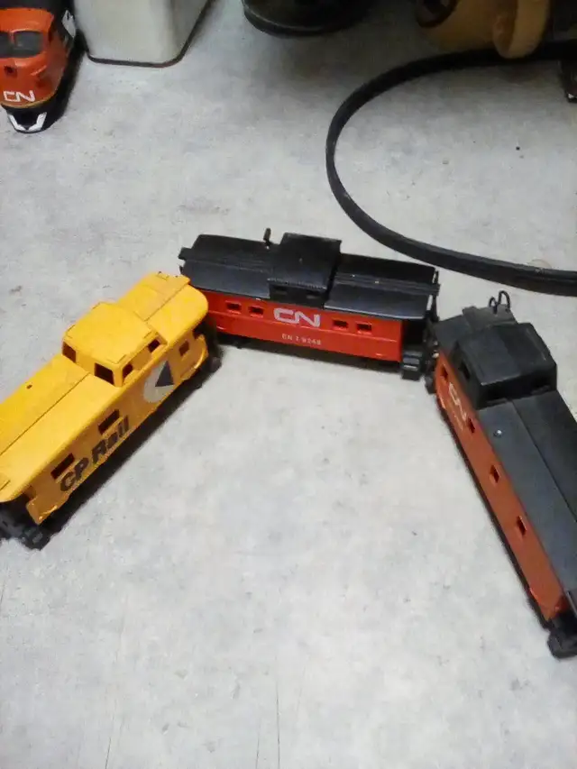HO caboose x3