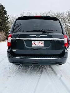 2014 - Chrysler Town & Country Touring Edition - Photo 2