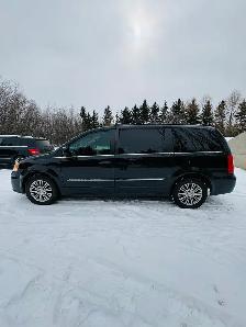 2014 - Chrysler Town & Country Touring Edition - Photo 3