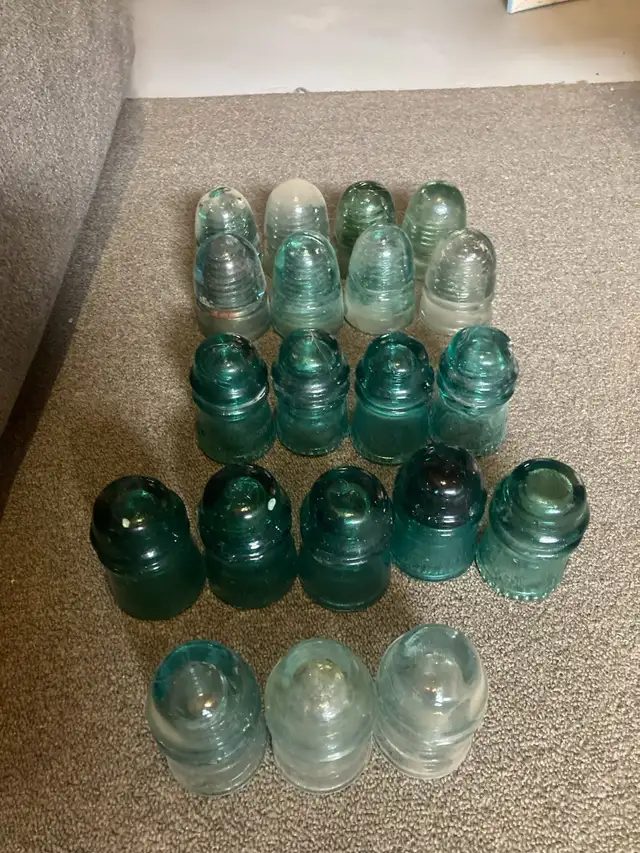antique glass insulators - Photo 3