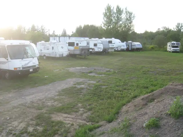 entreposage et location d'espace pour roulotte - Photo 6