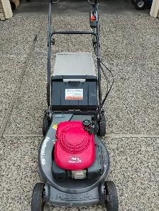 Honda HR215 Self propelled lawnmower