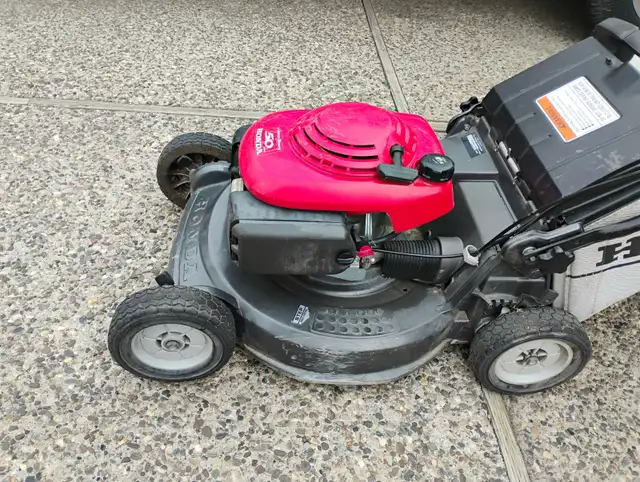 Honda HR215 Self propelled lawnmower - Photo 2