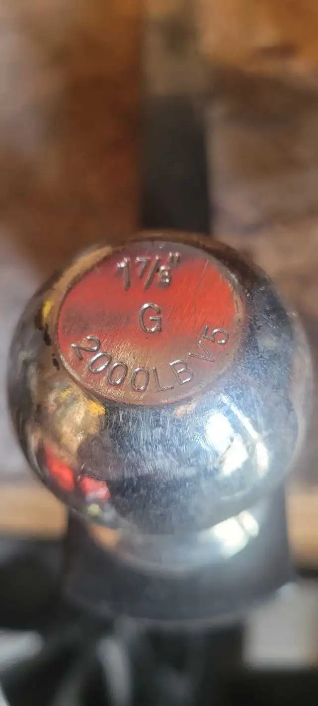 attache remorque 1'1/4 et boule 1'7/8 &lt.2000lbs