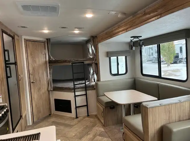 Description 2022 SolAire Ultra Lite 294DBKS