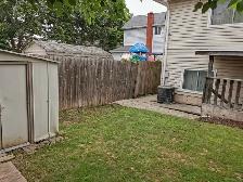 Beautiful room for rent in three room unit - Photo 3