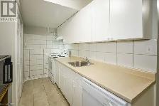 Beautiful room for rent in three room unit - Photo 7