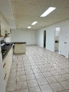 Large 2 Bedroom Bsmt –$2100 Utilities/Parking –Dufferin/Eglinton - Photo 2