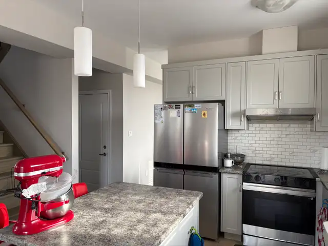 Modern & Bright Executive Home – Available for Rent! - Photo 2