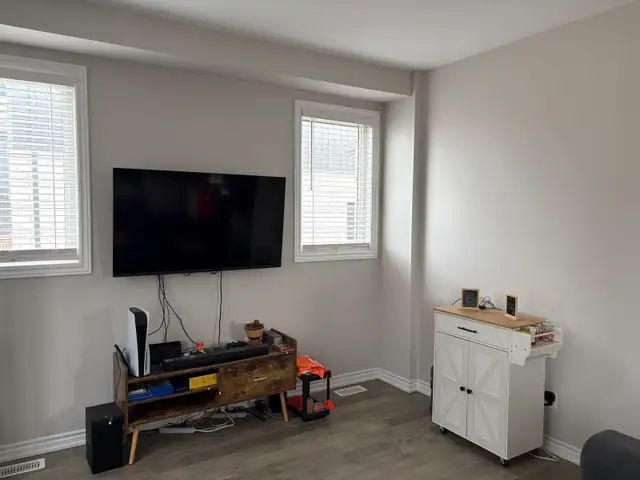 Modern & Bright Executive Home – Available for Rent! - Photo 4