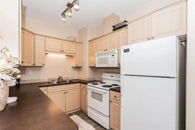 Furnished room in a 2 Bedroom apartment (Own bathroom) - Photo 2