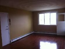 -= AVAILABLE NOW! 2 bedroom apt w/ balcony & Parking=-