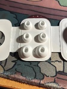 AirPods Pro 2nd Gen USB C (USED) - Photo 5