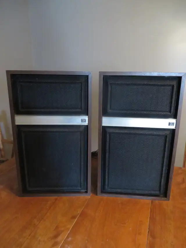 2 HAUTS PARLEUR COLONNES DE SON TB ETAT