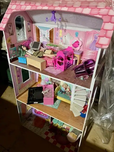 Maison de Barbie meublée avec accessoires inclus