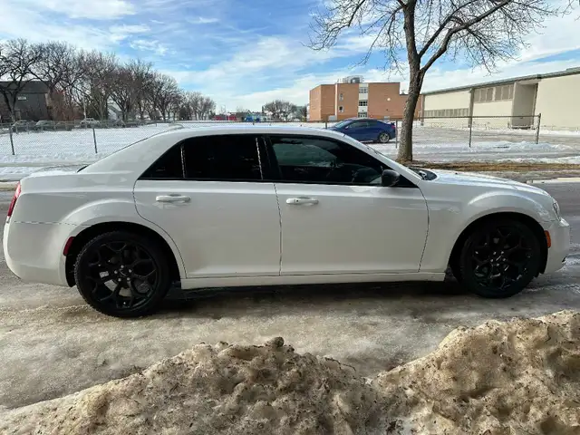 2018 Chrysler 300 3.6L V6 RWD For Sale. - Photo 4