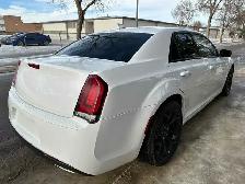 2018 Chrysler 300 3.6L V6 RWD For Sale. - Photo 5
