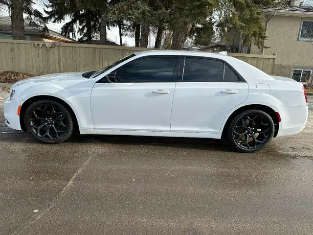 2018 Chrysler 300 3.6L V6 RWD For Sale. - Photo 6