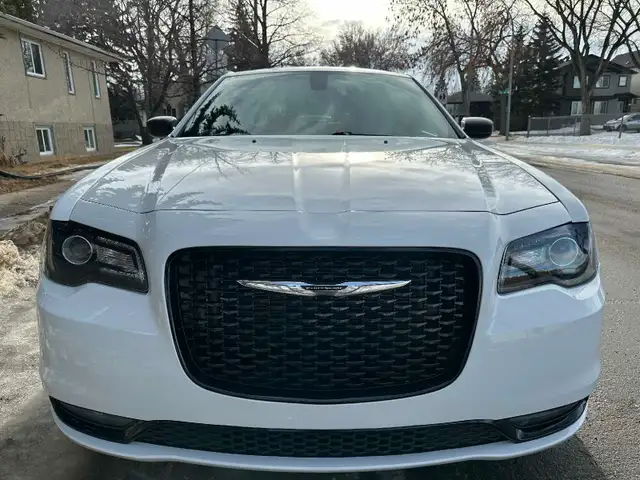 2018 Chrysler 300 3.6L V6 RWD For Sale. - Photo 7