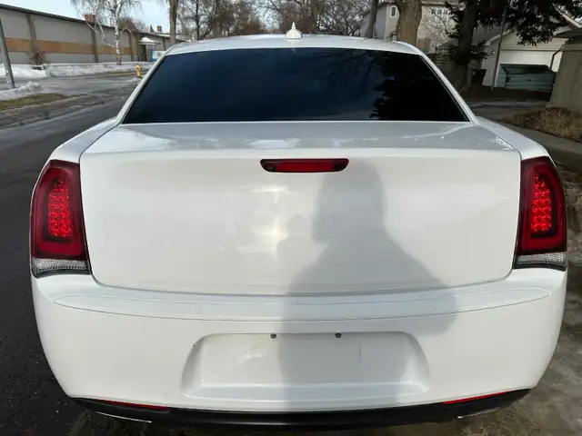 2018 Chrysler 300 3.6L V6 RWD For Sale. - Photo 8
