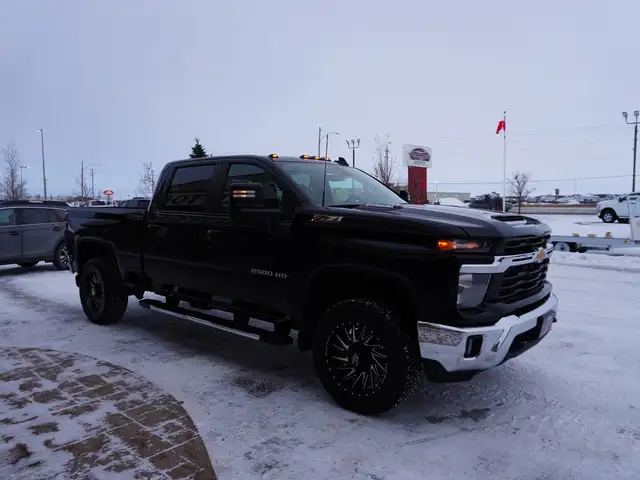 2024 Chevrolet SILVERADO 2500HD LOADED DURAMAX, BUCKETS/CONSOLE - Photo 9