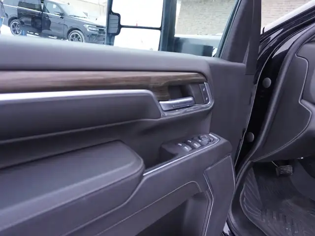 2024 Chevrolet SILVERADO 2500HD LOADED DURAMAX, BUCKETS/CONSOLE - Photo 24