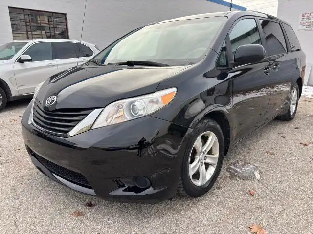 2011 Toyota Sienna LE - Photo 2