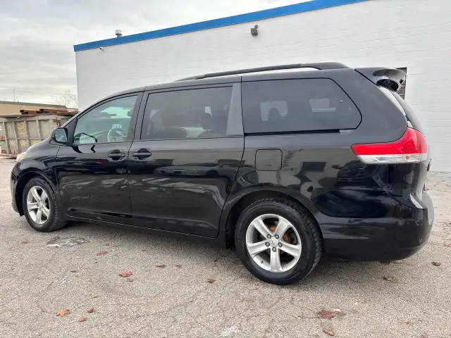 2011 Toyota Sienna LE - Photo 4