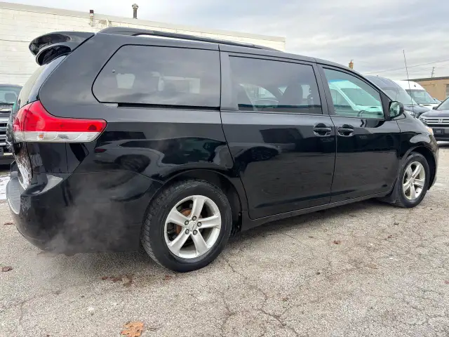 2011 Toyota Sienna LE - Photo 5