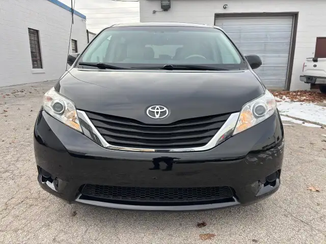 2011 Toyota Sienna LE - Photo 8