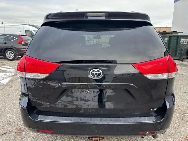 2011 Toyota Sienna LE - Photo 9
