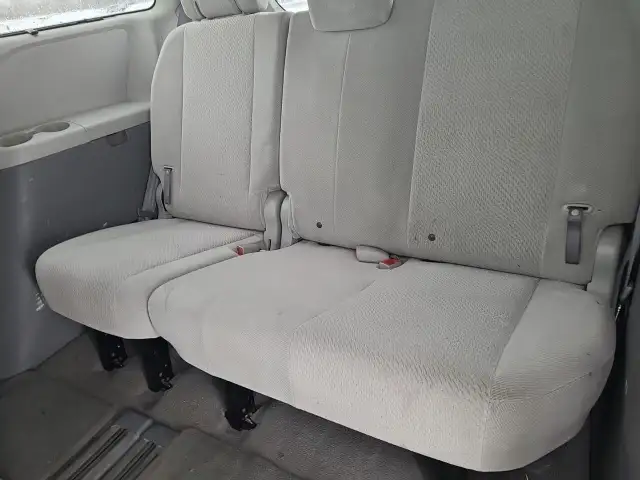 2011 Toyota Sienna LE - Photo 11