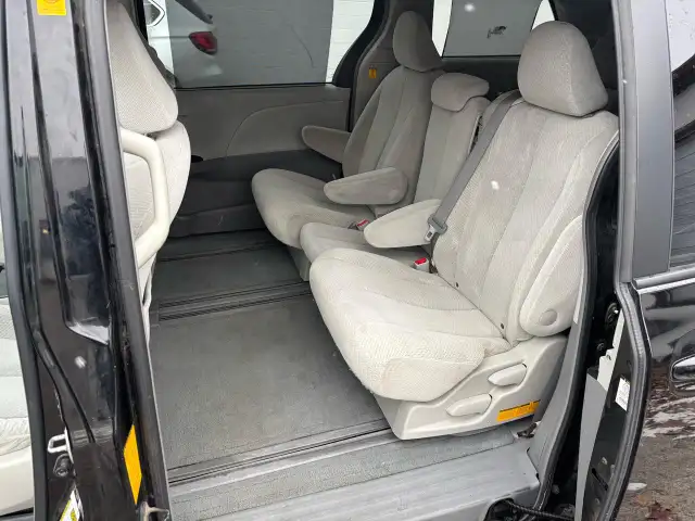 2011 Toyota Sienna LE - Photo 14