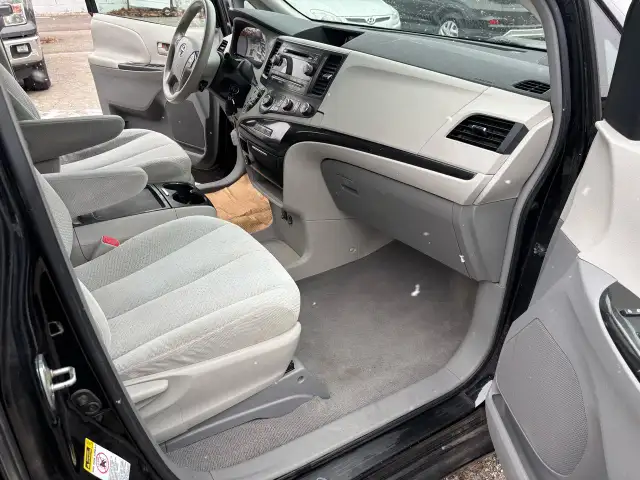 2011 Toyota Sienna LE - Photo 15