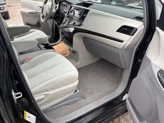 2011 Toyota Sienna LE - Photo 16
