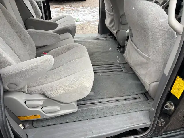 2011 Toyota Sienna LE - Photo 18
