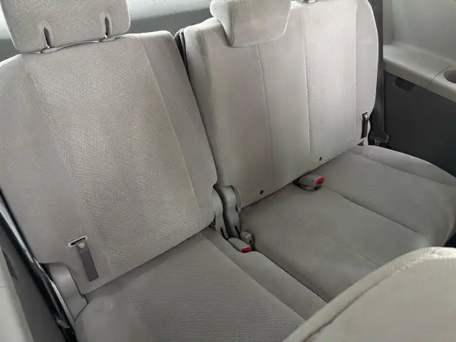 2011 Toyota Sienna LE - Photo 19