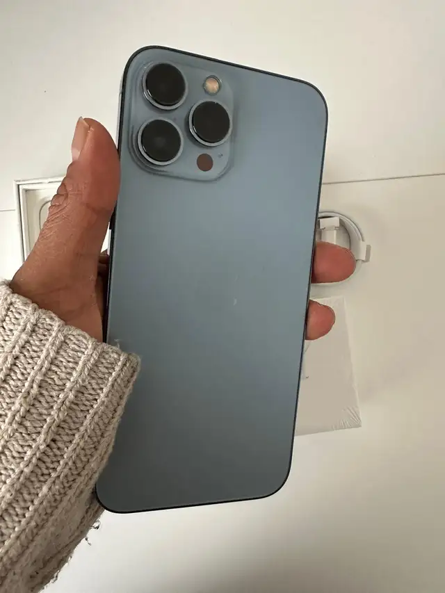 iPhone 13 Pro Max 256GB AirPods & Fast Charger - Photo 2