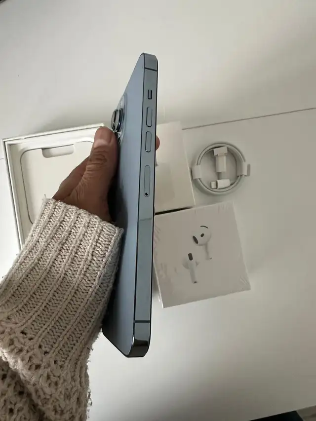 iPhone 13 Pro Max 256GB AirPods & Fast Charger - Photo 3