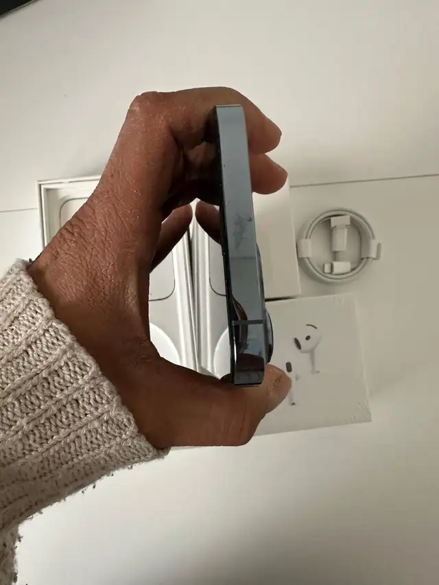 iPhone 13 Pro Max 256GB AirPods & Fast Charger - Photo 6