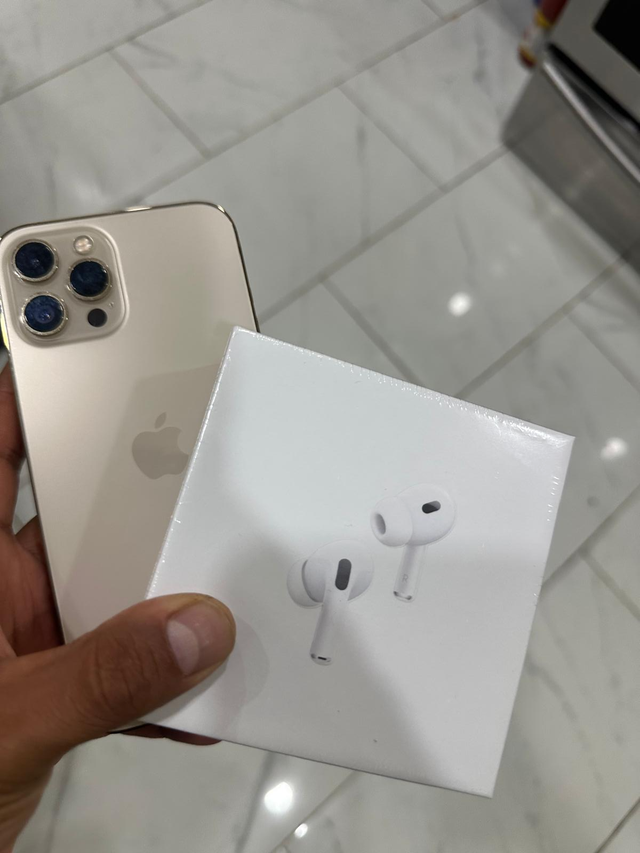 iPhone 12 Pro max 128GB Airpods Pkg/Delivery - Photo 8