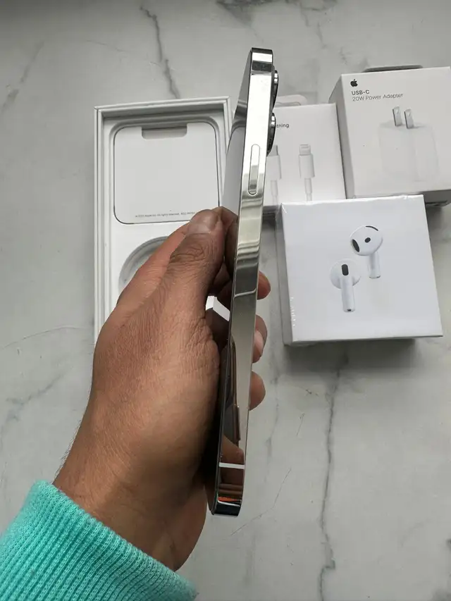 iPhone 13 Pro Max 128GB AirPods & Fast Charger - Photo 3