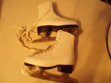 CHILD’S  -  GIRL’S  FIGURE SKATES  -  SIZE  8  -  LIKE NEW