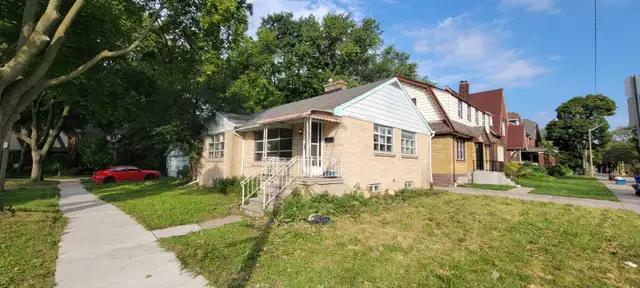 4 bedroom 2 bath house near University available to rent