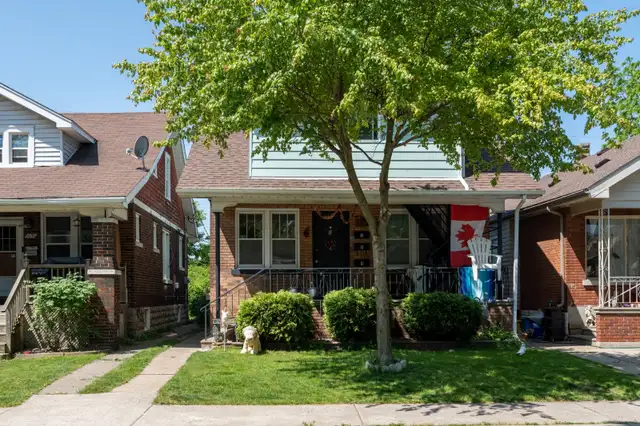 Lower 2b1b unit available for lease near central Windsor