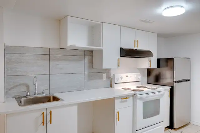 Lower 2b1b unit available for lease near central Windsor - Photo 3