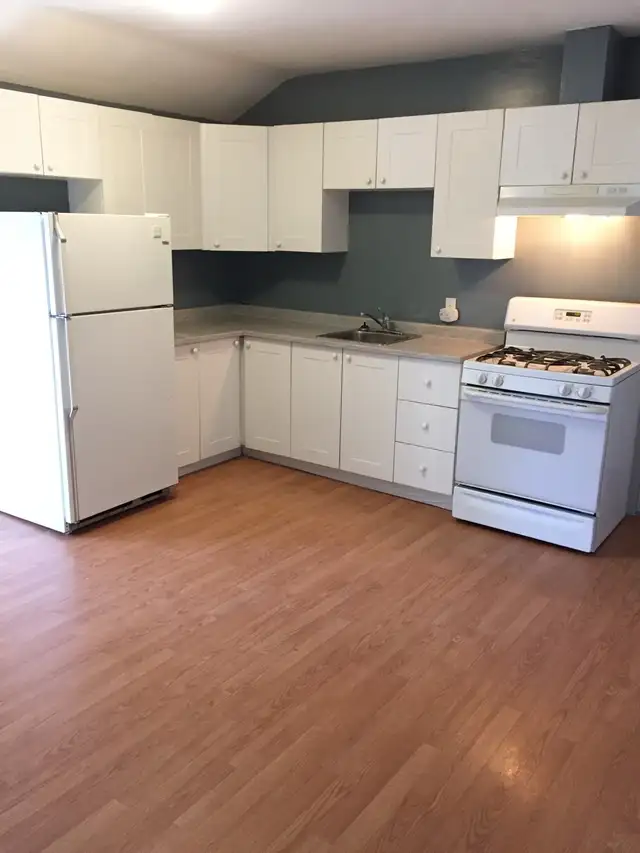 2 bedroom apartment available April 1st